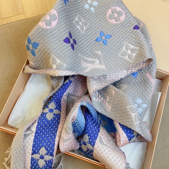 LV Wool Silk Rainbow Logo Mania Scarf Pearl Grey - Picture 5 of 5